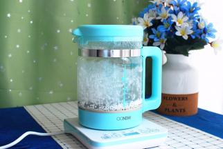 煮西米的过程中，需要偶尔用筷子搅拌一下壶里的西米，防止粘底。