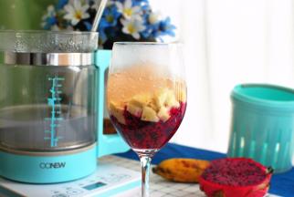 火龙果和粉蕉分别切丁，先放入红肉火龙果，然后放入粉蕉，最上面放入煮熟了的热西米。