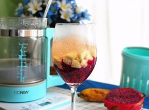 火龙果和粉蕉分别切丁，先放入红肉火龙果，然后放入粉蕉，最上面放入煮熟了的热西米。