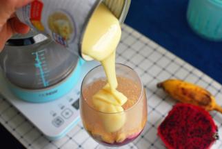 淋入适量的炼乳调味，吃的时候拌均匀即可。