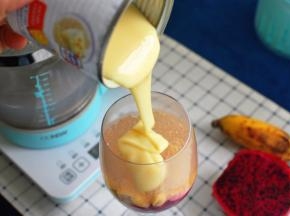 淋入适量的炼乳调味，吃的时候拌均匀即可。