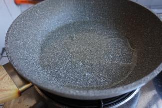 锅里放入玉米油