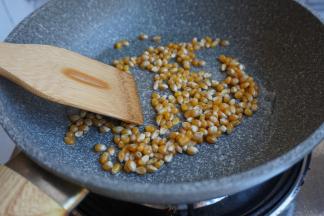 拌匀一下，使玉米粒都裹上玉米油