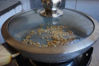 盖上锅盖，大火（用煤气炉比电磁炉好，受热更均匀）