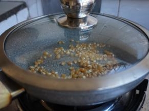 盖上锅盖，大火（用煤气炉比电磁炉好，受热更均匀）