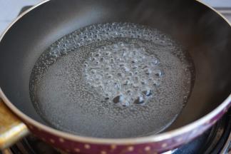 另用一个锅倒入糖和水，小火慢慢地煮成焦糖色