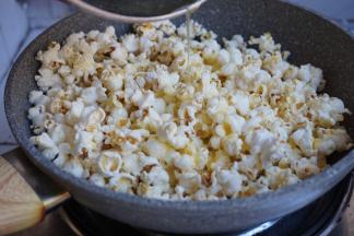 倒入爆米花中拌均匀