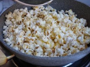 倒入爆米花中拌均匀