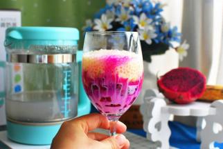 淋入炼乳后，随着炼乳的下渗，每一个侧面展现不一样的熔岩画风，品尝之前，可以美美地欣赏一番。