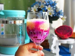 淋入炼乳后，随着炼乳的下渗，每一个侧面展现不一样的熔岩画风，品尝之前，可以美美地欣赏一番。