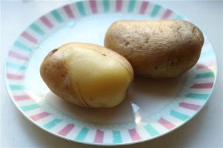 土豆蒸熟去皮。
