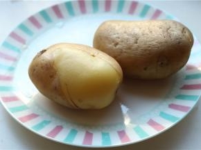 土豆蒸熟去皮。