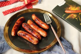 珍妮珍馐原味肉肠煎熟。太好吃了，小朋友立马吃了3根。