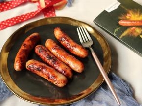 珍妮珍馐原味肉肠煎熟。太好吃了，小朋友立马吃了3根。