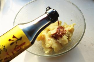 加入柚子酱油，胡椒粉。