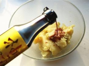 加入柚子酱油，胡椒粉。