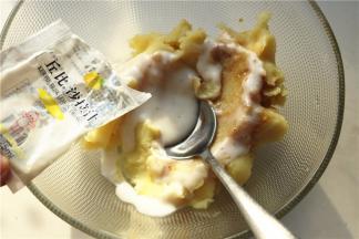 加入青柠口味的沙拉汁调味，搅拌均匀。