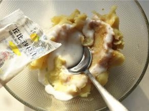 加入青柠口味的沙拉汁调味，搅拌均匀。