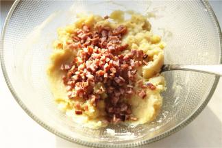 1根香肠切碎，拌匀。