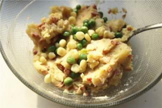 加入适量煮熟的青豆和玉米粒，增加土豆泥的颗粒感，吃起来口感更丰富。