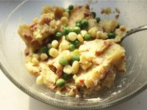 加入适量煮熟的青豆和玉米粒，增加土豆泥的颗粒感，吃起来口感更丰富。