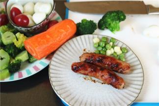 西兰花绰熟，鹌鹑蛋煮熟，圣女果和胡萝卜洗干净。开始制作雪人和圣诞老人了。