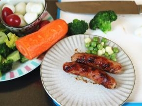 西兰花绰熟，鹌鹑蛋煮熟，圣女果和胡萝卜洗干净。开始制作雪人和圣诞老人了。