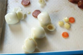 鹌鹑蛋切去两头，香肠切薄片。