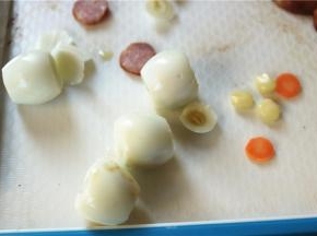 鹌鹑蛋切去两头，香肠切薄片。