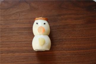 表面装饰一下，黑芝麻做眼睛，胡萝卜做嘴。雪人就做好了，忘记给加个围巾了。