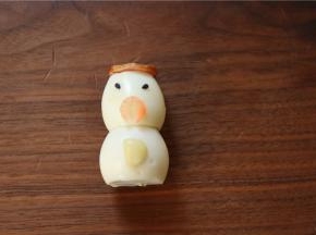 表面装饰一下，黑芝麻做眼睛，胡萝卜做嘴。雪人就做好了，忘记给加个围巾了。