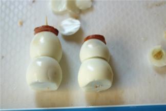 用牙签穿起来固定。