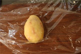 用土豆泥捏出圣诞老人的轮廓，一头尖一点，用来戴帽子。