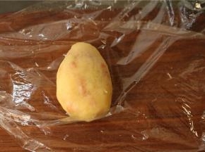 用土豆泥捏出圣诞老人的轮廓，一头尖一点，用来戴帽子。