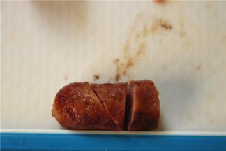 再把一根香肠切开，切三段，中间部分不要。