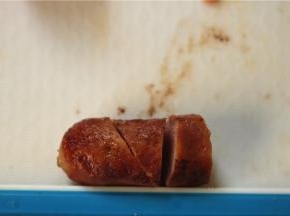 再把一根香肠切开，切三段，中间部分不要。