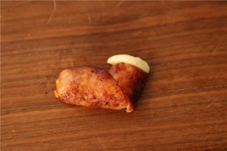 修剪一下，用牙签固定，做出圣诞袜子，边缘依然用蛋白装饰。