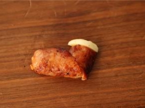 修剪一下，用牙签固定，做出圣诞袜子，边缘依然用蛋白装饰。