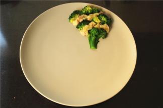 找一个平盘，先用西兰花和土豆泥摆出一棵落雪的圣诞树。