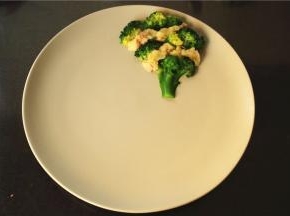 找一个平盘，先用西兰花和土豆泥摆出一棵落雪的圣诞树。