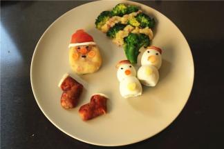 摆上雪人，圣诞老人和香肠袜子。