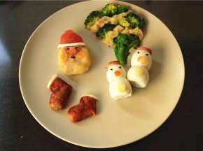 摆上雪人，圣诞老人和香肠袜子。