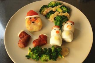 下部放一些土豆泥，再放上西兰花，就是草地了。