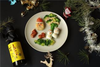 圣诞节就快要到了，圣诞老人已经带着小雪人，把他的礼物都装进了袜子里。