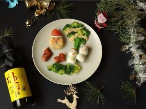 圣诞节就快要到了，圣诞老人已经带着小雪人，把他的礼物都装进了袜子里。