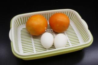 准备食材：橙子、鸡蛋、白砂糖；