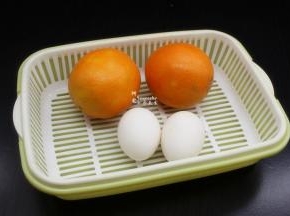 准备食材：橙子、鸡蛋、白砂糖；