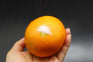 橙子用盐揉搓外皮，洗净，PS：可以去苦涩，还能肉汁容易出来；