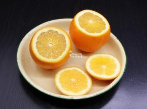 洗净的橙子在1/5之处，切开，用手挤出橙子，在用勺子刮干净；