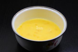 鸡蛋打散，加入白砂糖拌均，再混合橙子拌均；
